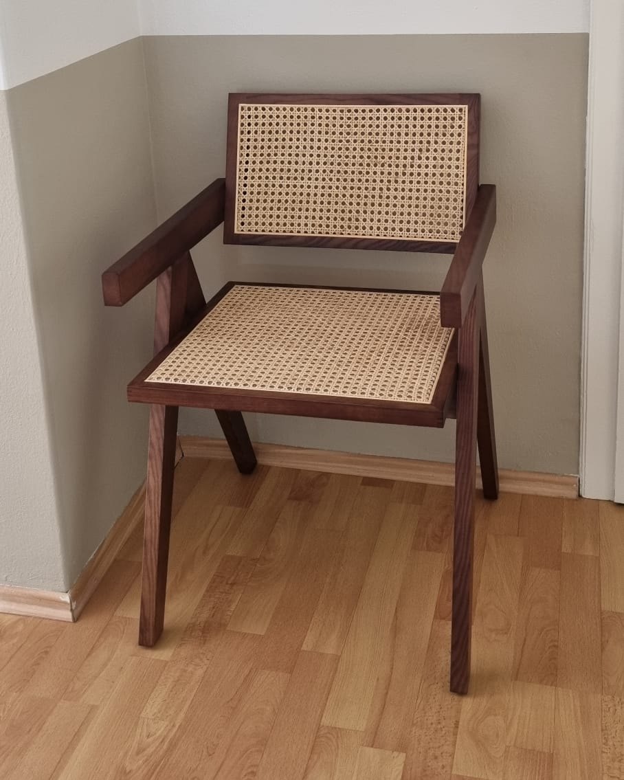 Wartezimmer der Praxis mit einem Stuhl aus Nussbaum und Wiener Geflecht